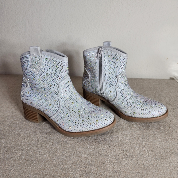 Limelight Other - Limelight Kids Girls 3 Silver With Iridesent Rhinestone Boots